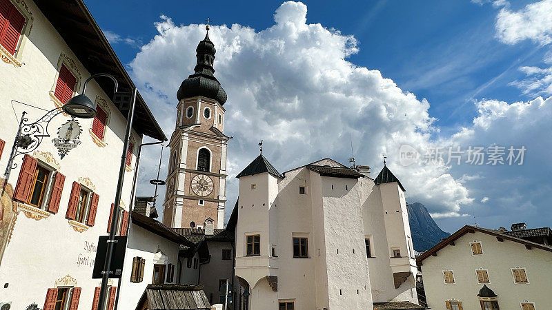 Kastelruth, Alto Adige，典型的房屋和教堂塔楼